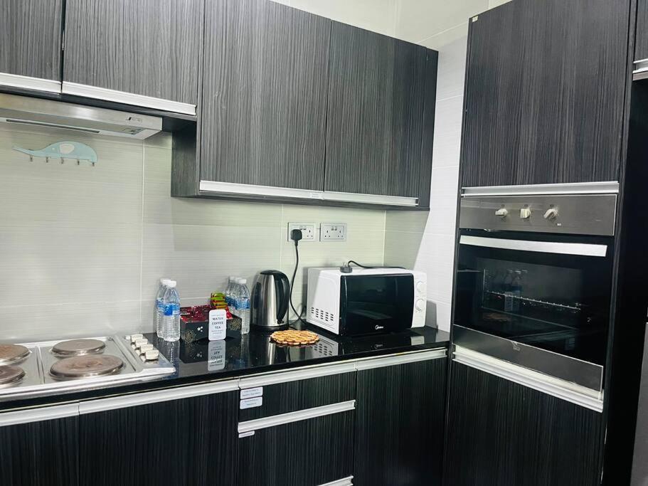 Bay Resort Condominium 3-Bedrooms With Swimming Pool Near The Seaside Miri Bagian luar foto