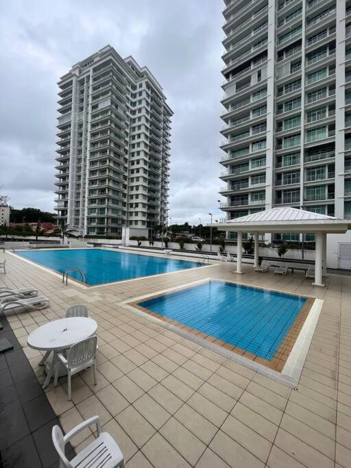 Bay Resort Condominium 3-Bedrooms With Swimming Pool Near The Seaside Miri Bagian luar foto